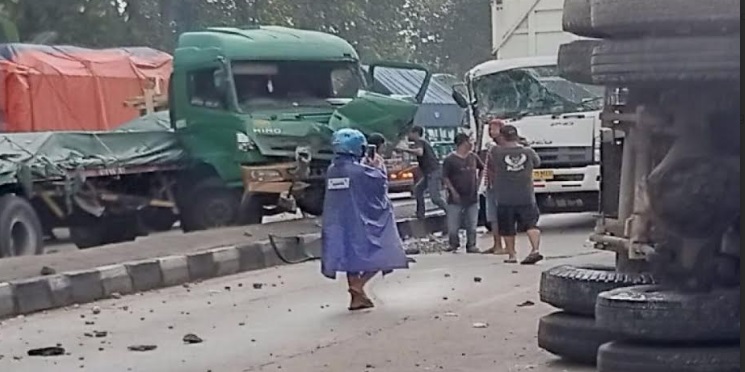 26 Mei 2022: Empat truk kecelakaan beruntun di Alas Roban Batang, satu tewas 26 Mei 2022: Empat truk kecelakaan beruntun di Alas Roban Batang, satu tewas