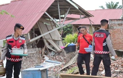 Personel Dit Samapta Polda Bengkulu bantu warga bersihkan puing rumah roboh pascagempa M 6,3 Personel Dit Samapta Polda Bengkulu bantu warga bersihkan puing rumah roboh pascagempa M 6,3