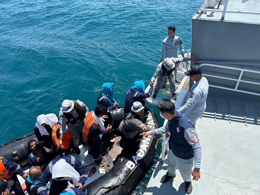 Bakamla RI evakuasi 14 korban kapal tenggelam di Perairan Utara Berakit Bakamla RI evakuasi 14 korban kapal tenggelam di Perairan Utara Berakit