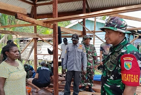 Dansatgas TMMD tinjau progres pembangunan rumah di Mimika Dansatgas TMMD tinjau progres pembangunan rumah di Mimika