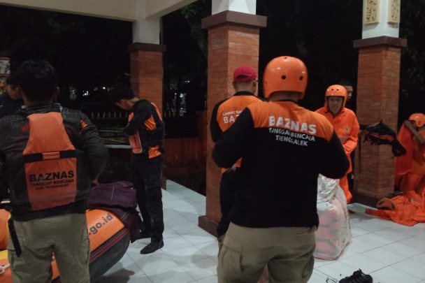 BAZNAS Tanggap Bencana bantu evakuasi korban banjir di Trenggalek BAZNAS Tanggap Bencana bantu evakuasi korban banjir di Trenggalek
