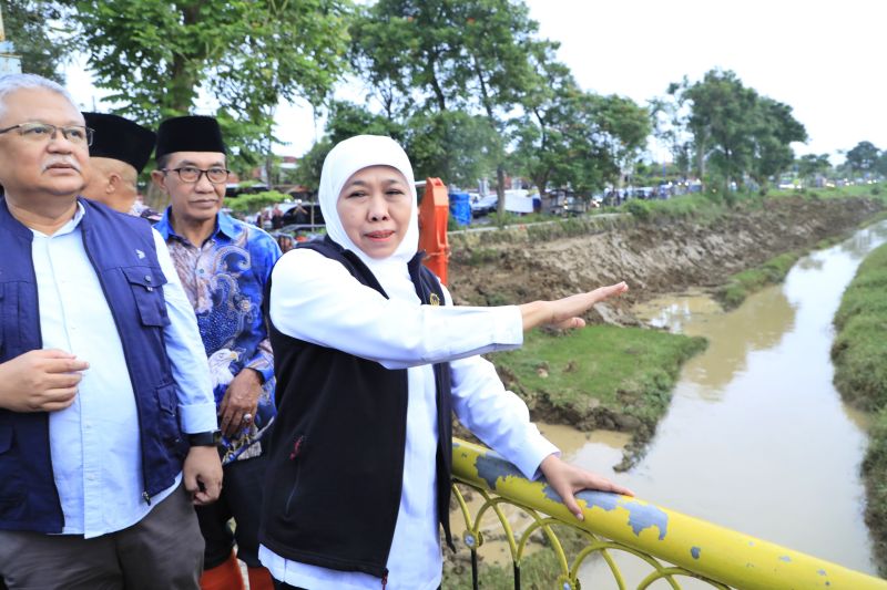 Gubernur Jatim tinjau normalisasi Sungai Jombang di Pamekasan Gubernur Jatim tinjau normalisasi Sungai Jombang di Pamekasan