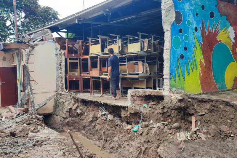 Tembok SMA 103 Jakarta yang roboh dalam proses perbaikan Tembok SMA 103 Jakarta yang roboh dalam proses perbaikan