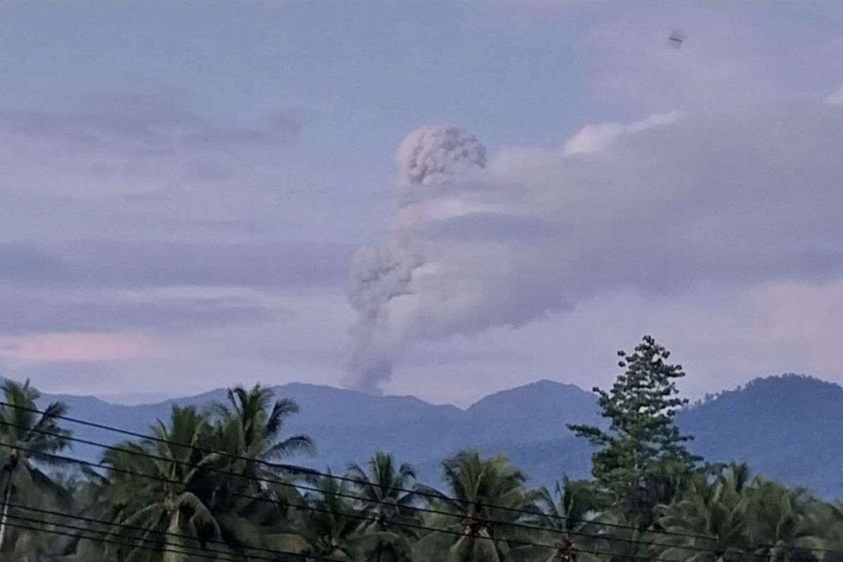 Gunung Dukono erupsi, asap dan abu vulkanik muncul Kamis pagi Gunung Dukono erupsi, asap dan abu vulkanik muncul Kamis pagi