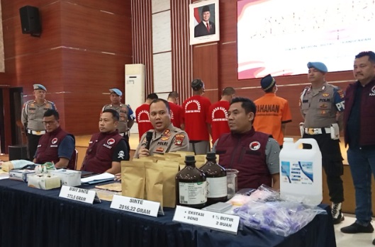 Polres Metro Bekasi ungkap jaringan narkoba rumahan senilai Rp1,3 miliar Polres Metro Bekasi ungkap jaringan narkoba rumahan senilai Rp1,3 miliar
