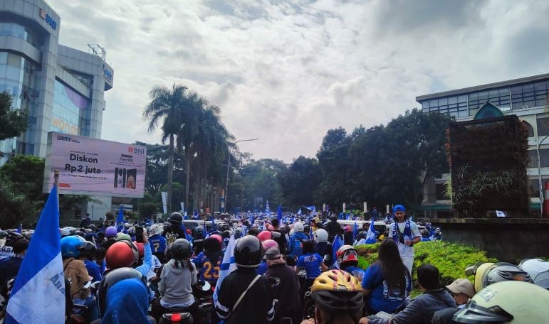 Kepadatan terjadi di beberapa titik di Bandung akibat konvoi Persib Kepadatan terjadi di beberapa titik di Bandung akibat konvoi Persib