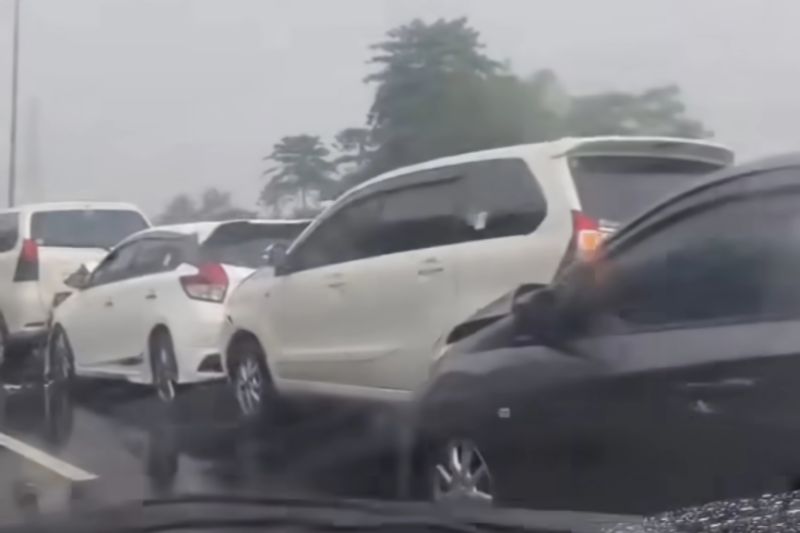 Lima kendaraan alami kecelakaan beruntun di Tol Cileunyi Bandung Lima kendaraan alami kecelakaan beruntun di Tol Cileunyi Bandung