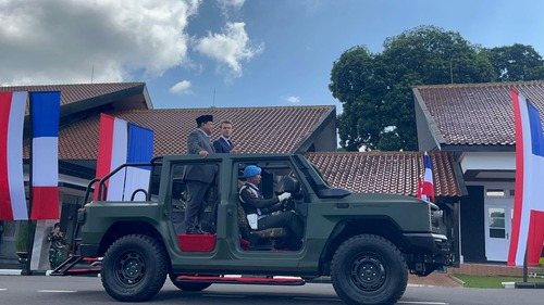 Di AKMIL, Prabowo dan Macron inspeksi pasukan naik Maung