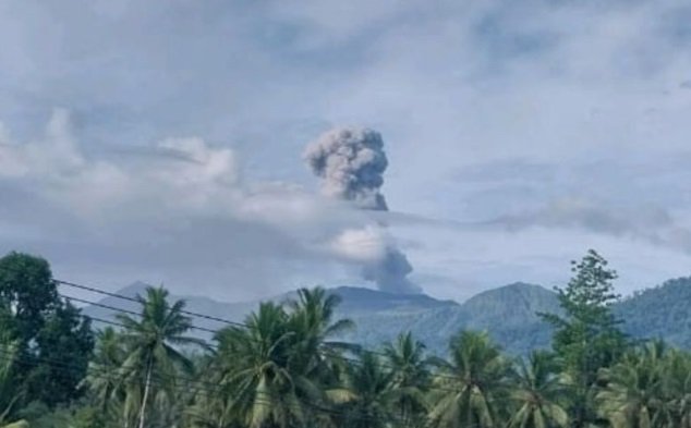 Gunung Dukono di Halmahera Utara erupsi Gunung Dukono di Halmahera Utara erupsi