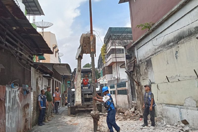 Pemkot Medan bongkar dua unit bangunan ilegal Pemkot Medan bongkar dua unit bangunan ilegal
