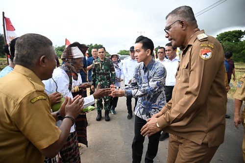 Wapres Gibran serahkan traktor dan pompa air ke petani Sikka