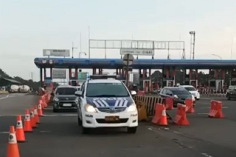 Tol Jagorawi arah Puncak berlakukan rekayasa lalu lintas contraflow Tol Jagorawi arah Puncak berlakukan rekayasa lalu lintas contraflow