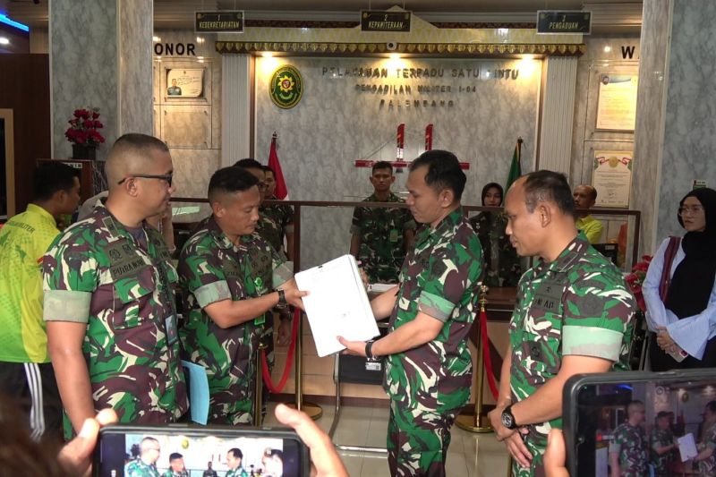 Odmil/TNI Palembang serahkan berkas tersangka oknum TNI tembak polisi Odmil/TNI Palembang serahkan berkas tersangka oknum TNI tembak polisi
