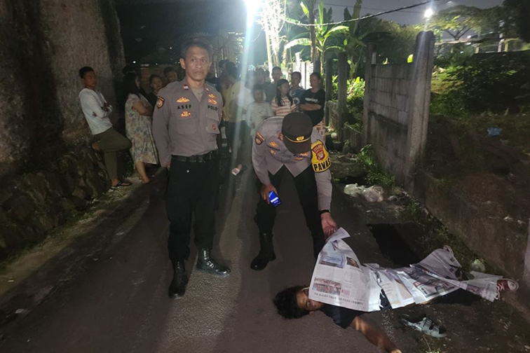 Seorang pria diduga tewas dibunuh di Kalideres Seorang pria diduga tewas dibunuh di Kalideres