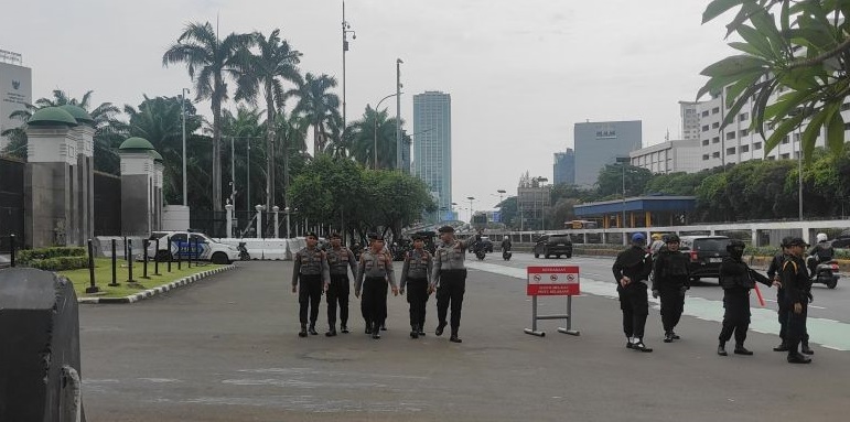 Polisi bersiaga di depan Gedung DPR/MPR RI antisipasi demo ojol Polisi bersiaga di depan Gedung DPR/MPR RI antisipasi demo ojol