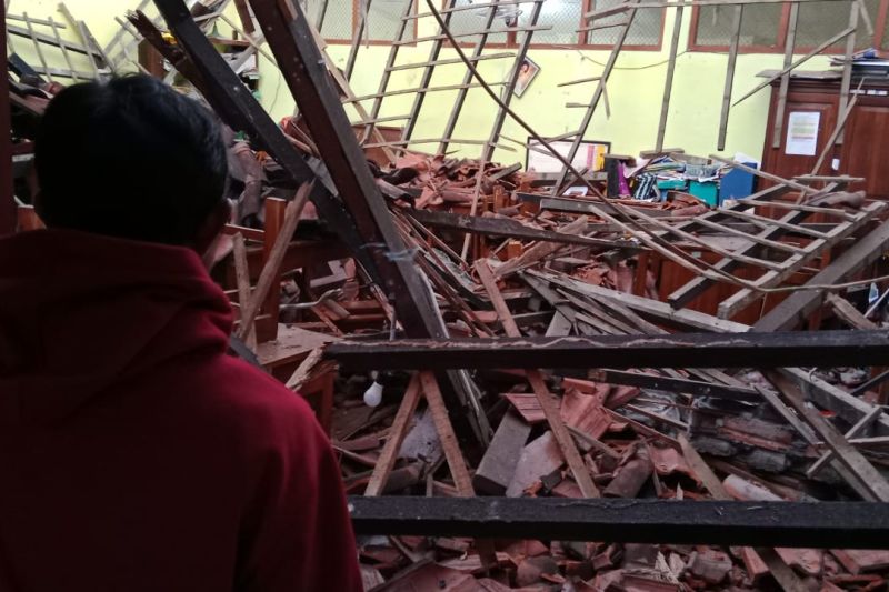 BPBD Sleman lakukan penanganan kedaruratan ambruknya atap SD Kledokan