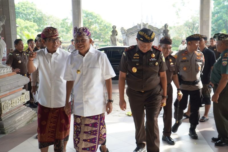 Gubernur Wayan Koster tak mau ada preman berkedok ormas di Bali Gubernur Wayan Koster tak mau ada preman berkedok ormas di Bali