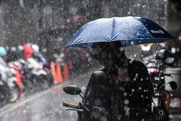 Sebagian Jakarta diperkirakan hujan pada Minggu sore hingga malam