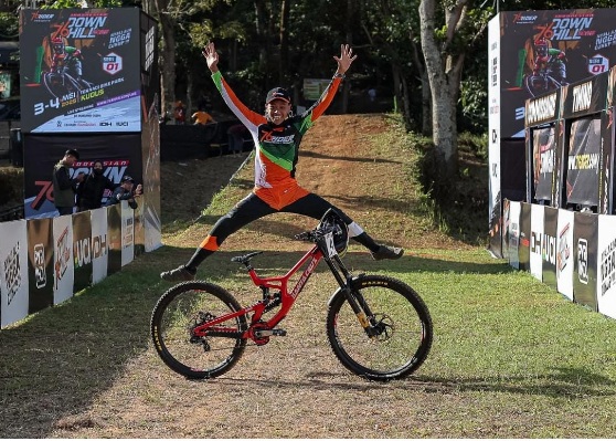 Andy Prayoga dan Riska Agustina raih juara 76 Indonesian Downhill 2025 Kudus 