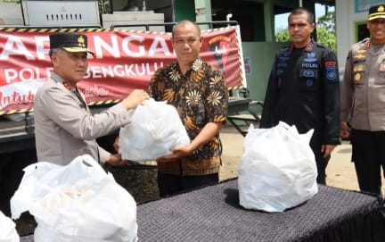 Kapolda Bengkulu bagikan makanan bagi korban terdampak gempa M 6,3 Kapolda Bengkulu bagikan makanan bagi korban terdampak gempa M 6,3