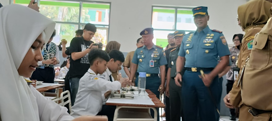 Lantamal V Surabaya tinjau langsung MBG di SMPN 19 Malang