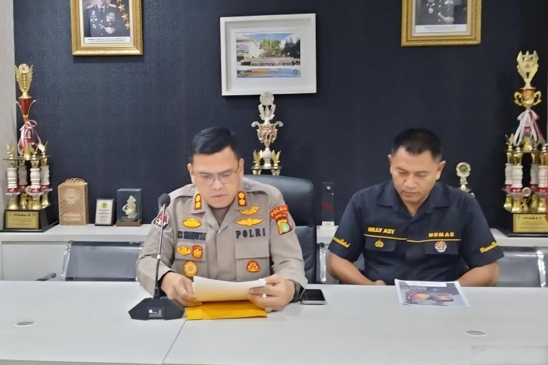 Polisi tetapkan 13 tersangka kasus kericuhan di DPR saat Hari Buruh Polisi tetapkan 13 tersangka kasus kericuhan di DPR saat Hari Buruh