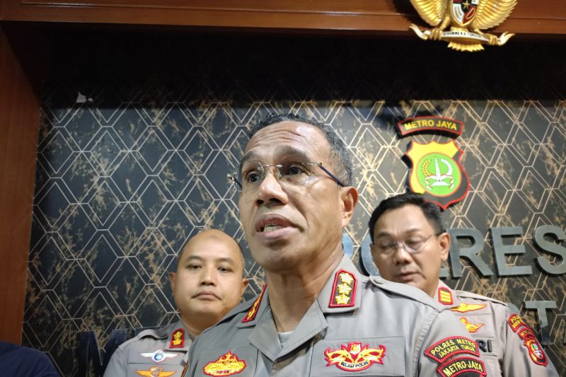Polisi periksa rumah di Duren Sawit terkait temuan tengkorak Polisi periksa rumah di Duren Sawit terkait temuan tengkorak