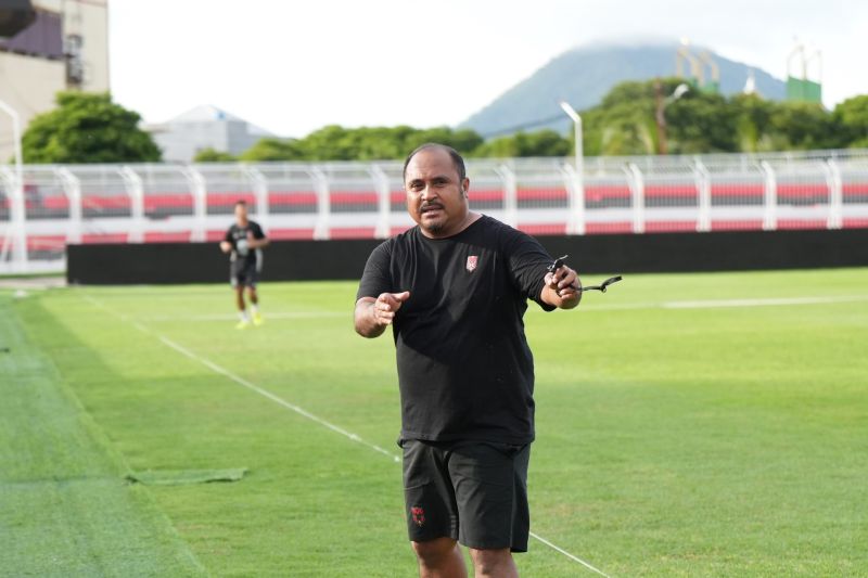 Imran Nahumarury raih penghargaan pelatih terbaik Liga I April 2025 Imran Nahumarury raih penghargaan pelatih terbaik Liga I April 2025