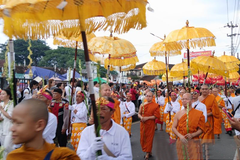 Ribuan umat Buddha kirab dari Candi Mendut menuju Borobudur