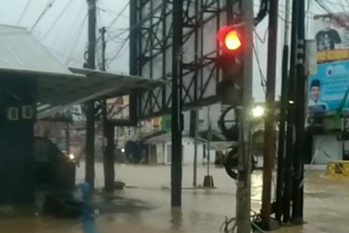 Tiga rumah tertimbun longsor akibat hujan lebat di Samarinda Tiga rumah tertimbun longsor akibat hujan lebat di Samarinda