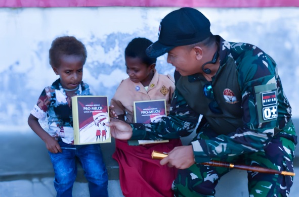 TNI hadir untuk anak negeri, bagikan susu demi gizi sehat