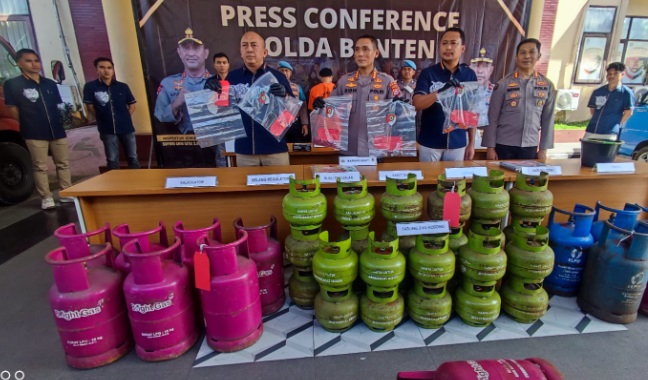 Diduga oplos tabung gas subsidi, oknum pegawai Dinsos Kabupaten Tagerang ditangkap Diduga oplos tabung gas subsidi, oknum pegawai Dinsos Kabupaten Tagerang ditangkap