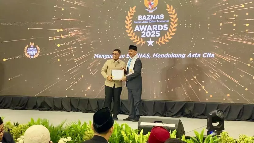 Penghargaan Elshinta sebagai Radio Pewarta Gerakan Zakat Terbaik dari BAZNAS Penghargaan Elshinta sebagai Radio Pewarta Gerakan Zakat Terbaik dari BAZNAS