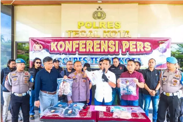 Tersulut emosi, pria tusuk korban hingga tewas di depan gerbang kos Tersulut emosi, pria tusuk korban hingga tewas di depan gerbang kos
