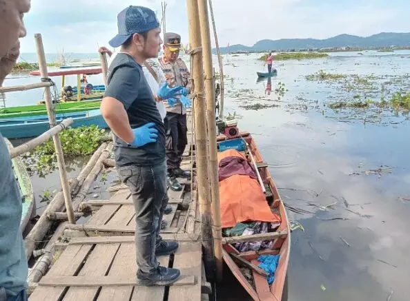 Perahu oleng, pemancing tenggelam di Rawa Pening Perahu oleng, pemancing tenggelam di Rawa Pening