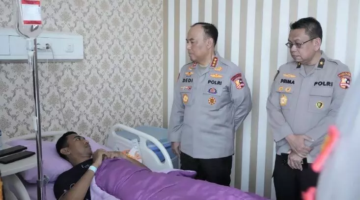 Wakapolri tinjau pasien korban unjuk rasa di RS Bhayangkara Polri Wakapolri tinjau pasien korban unjuk rasa di RS Bhayangkara Polri