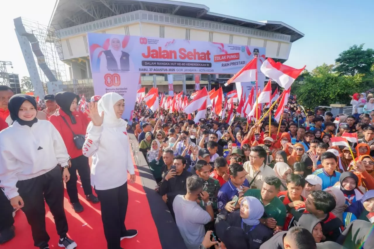 Jalan sehat bersama pelajar dan guru se-Kediri, Khofifah tegaskan bebas pungli Jalan sehat bersama pelajar dan guru se-Kediri, Khofifah tegaskan bebas pungli