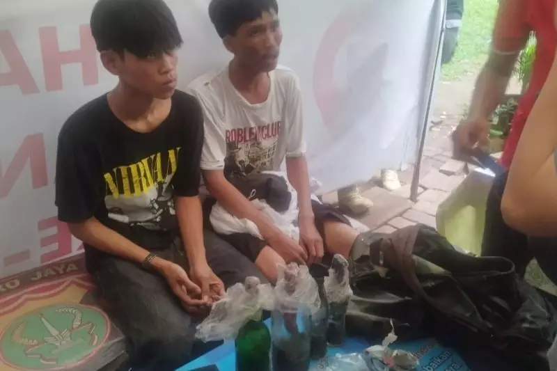 Polisi tangkap pelajar yang bawa bom molotov saat hendak unjuk rasa Polisi tangkap pelajar yang bawa bom molotov saat hendak unjuk rasa