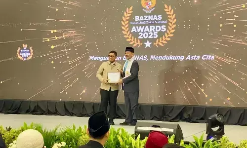 Penghargaan Elshinta sebagai Radio Pewarta Gerakan Zakat Terbaik dari BAZNAS Penghargaan Elshinta sebagai Radio Pewarta Gerakan Zakat Terbaik dari BAZNAS