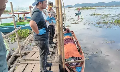 Perahu oleng, pemancing tenggelam di Rawa Pening Perahu oleng, pemancing tenggelam di Rawa Pening