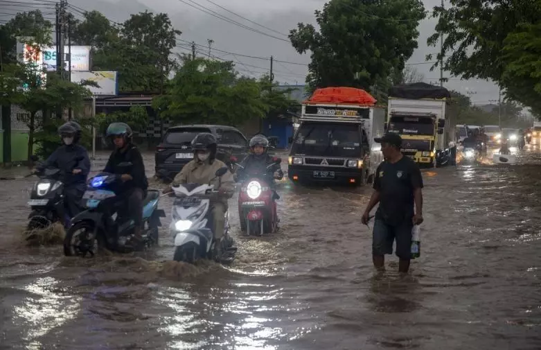 Banjir genangi area Pasar JB Cengkareng Jakbar Kamis malam Banjir genangi area Pasar JB Cengkareng Jakbar Kamis malam
