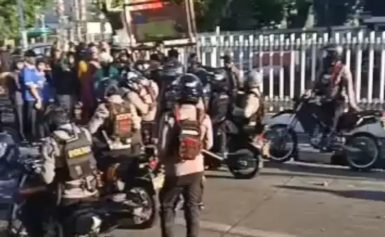 Anggota Satlantas Jaktim sempat diculik masa pendemo di Otista Anggota Satlantas Jaktim sempat diculik masa pendemo di Otista