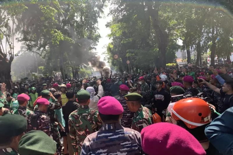 TNI ajak demonstran di Mako Brimob berdialog dan hentikan pelemparan TNI ajak demonstran di Mako Brimob berdialog dan hentikan pelemparan