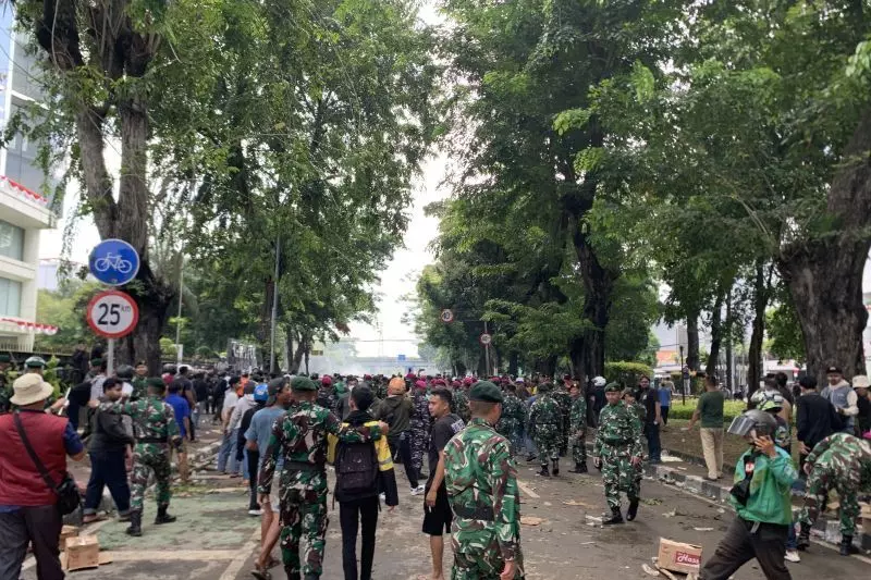Ratusan demonstran mundur dari Mako Brimob setelah berdialog Ratusan demonstran mundur dari Mako Brimob setelah berdialog
