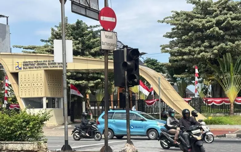 Lampu lalu lintas di Jalan Otista Jaktim dirusak massa Lampu lalu lintas di Jalan Otista Jaktim dirusak massa