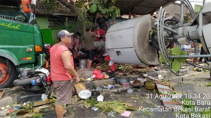 31 Agustus 2022: Kecelakaan truk di Bekasi, delapan orang tewas 31 Agustus 2022: Kecelakaan truk di Bekasi, delapan orang tewas