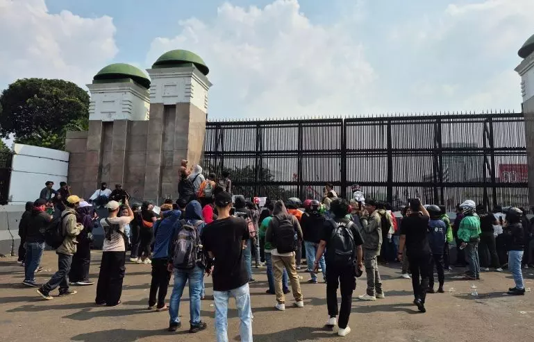 Massa kembali berdatangan ke depan Gedung DPR Massa kembali berdatangan ke depan Gedung DPR