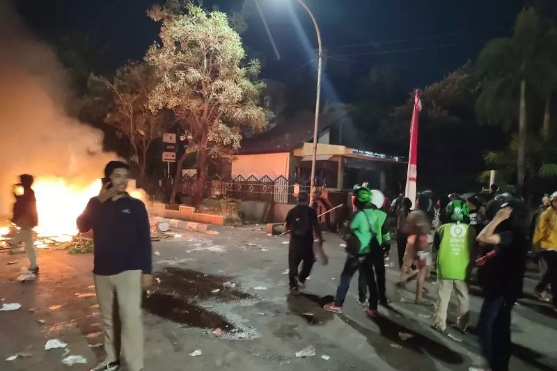 Massa di Makassar anarkis rusak Kantor DPRD Massa di Makassar anarkis rusak Kantor DPRD