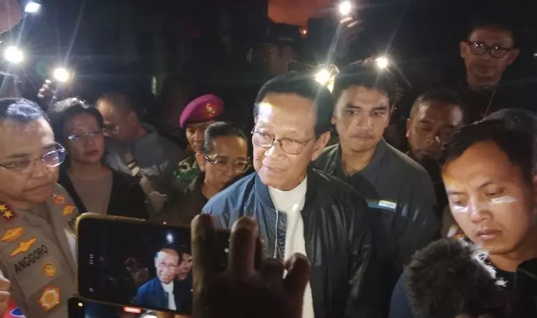 Sultan HB X temui pendemo, ajak berdemokrasi tanpa kekerasan Sultan HB X temui pendemo, ajak berdemokrasi tanpa kekerasan