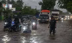 Banjir genangi area Pasar JB Cengkareng Jakbar Kamis malam